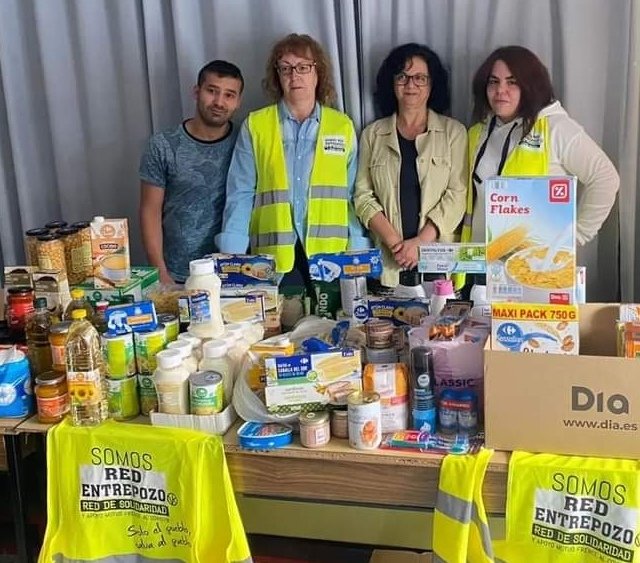 Este sábado hemos visitado, llevando alimentos,a Somos Tribu Vallekas en su despensa de Entrevías El Poz @somosentrepozovk 
Normalmente son ellos los que vienen a recoger los alimentos a #Pozuelo pero si no pueden <a href="/Aaqua_es/">Ayudar a quien Ayuda</a> siempre tiene voluntarios dispuestos como Teresa y Maxi!