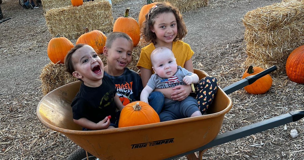 CawsGamingg's tweet photo. Love our little family. 💙 Pumpkin patch 2022 was a success. https://t.co/rNo4TrSzW2
