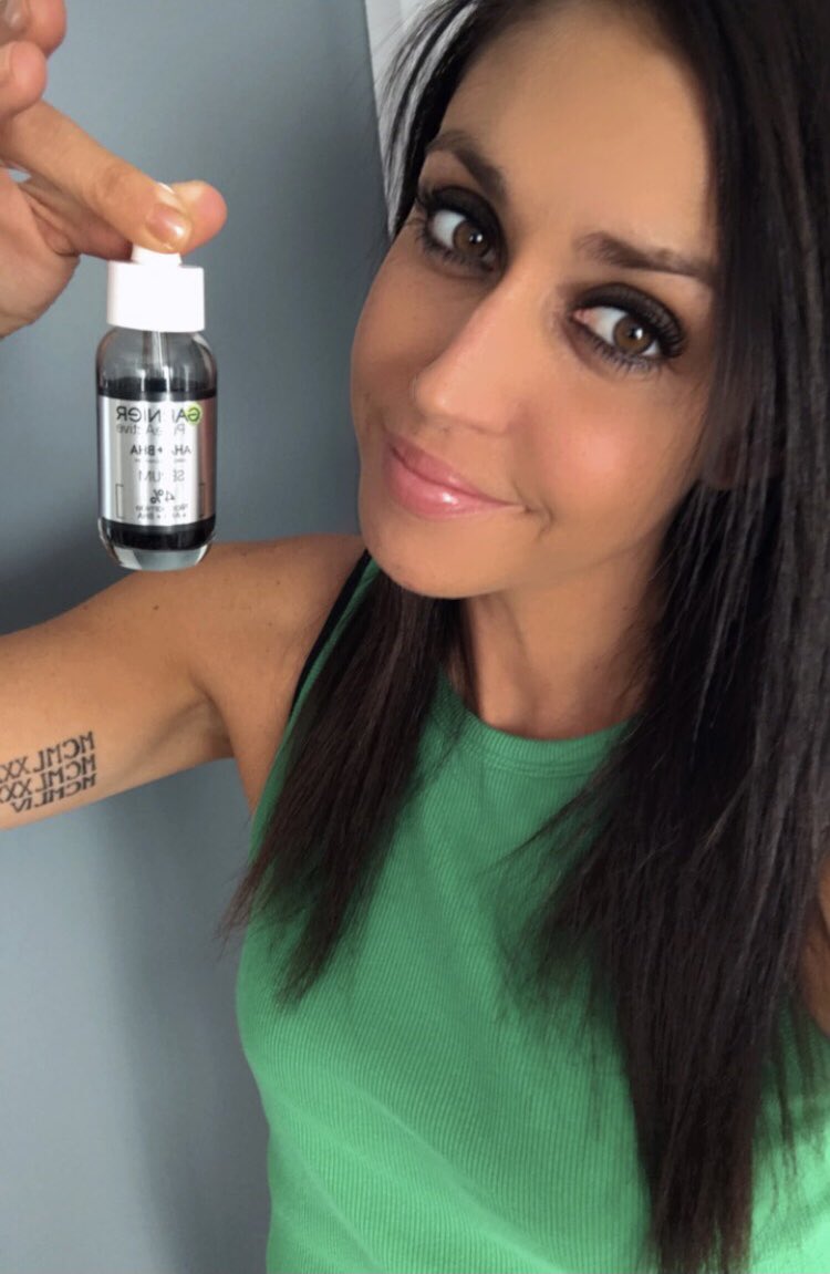 ERIKASWARTS's tweet photo. Après 2 semaines d’utilisation 2x/Jour , il y a une amélioration en ce qui concerne les imperfections(boutons,cicatrices),ma peau est plus nette et plus lisse.Facile à utiliser avec la pipette.Petits bémols la composition&amp; l’odeur#garnierfr #pureactive #skincare @garnierfr https://t.co/pTbjS8urO3