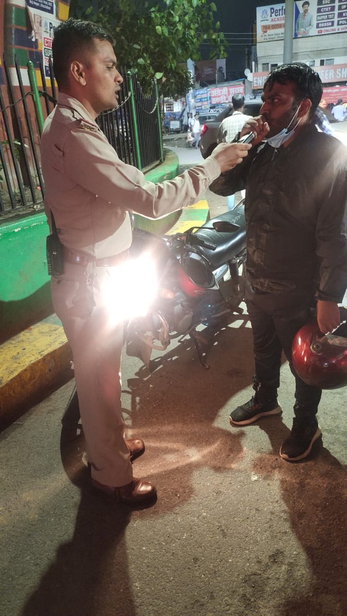 ghaziabadpolice's tweet photo. #SSP_GZB @IPSMUNIRAJ के निर्देशन में #Drunken_Driving अभियान के दौरान दिनांक 10.10.22 को #GhaziabadPolice द्वारा 753 वाहनों एवं 1062 व्यक्तियों को चैक करते हुए 97 वाहनो का एम.वी एक्ट में चालान कर 06 वाहनों को सीज किया गया तथा 102 व्यक्तियों के विरुद्ध कार्यवाही की गई।
@Uppolice https://t.co/vzlB3kwv4i