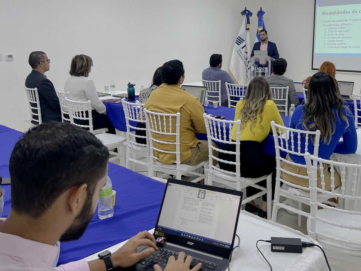 La charla formativa contó además con la presencia del personal del Fideicomiso Pro-Pedernales quienes también fueron instruidos sobre los fundamentos jurídico-éticos, la importancia de la articulación estratégica y el rol de los Comités de Compras.

#GobiernoÉtico