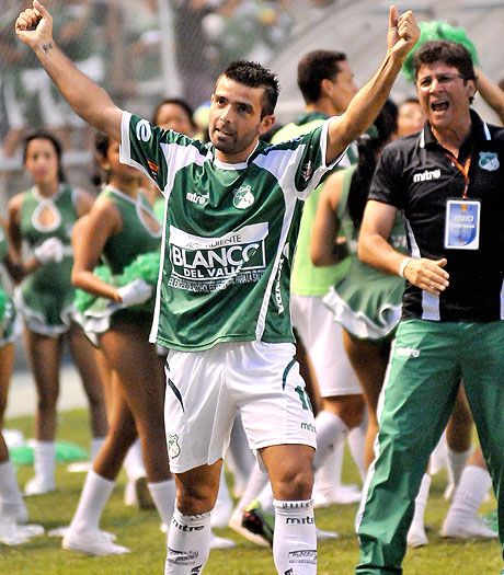 canterano_'s tweet photo. Cómo vas a hacer un gol de chilena, de medio campo y de tiro libre al clásico rival siendo el 10 el día 10 del mes 10 del año 10. https://t.co/gHymIk17gK