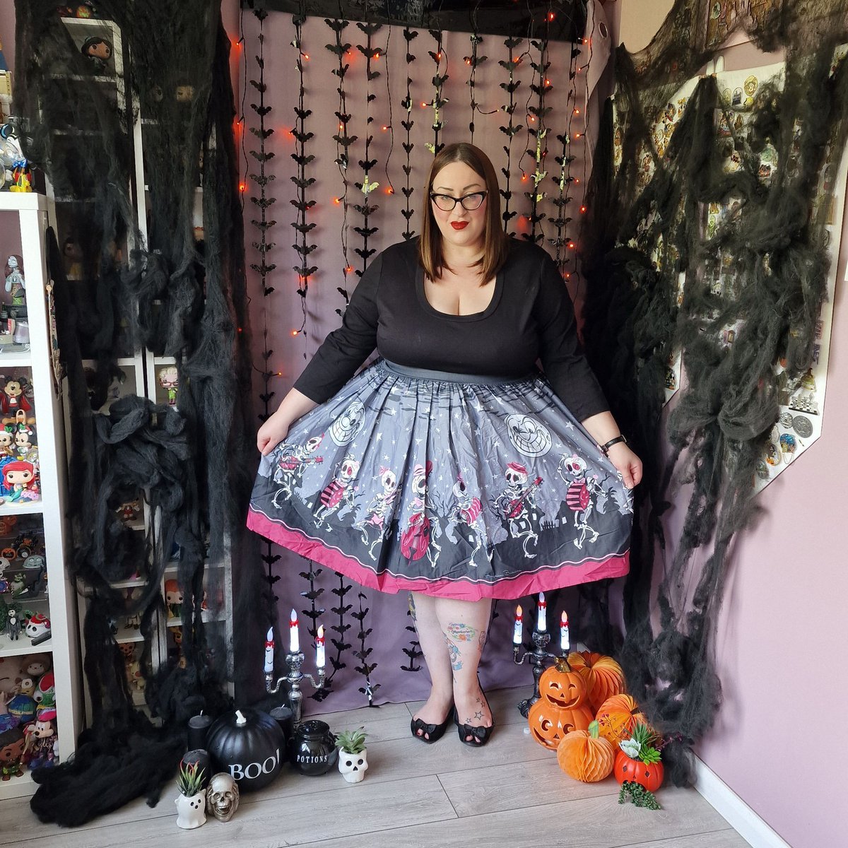 boo_brown's tweet photo. The Rollin' Bones

#skeleton #skeletonband #bones #band #pinupgirlcltothing #halloween #31daysofhalloween #Frocktober #spooktober  #pinupghoul #OOTD #PlusSizeFashion #spookyseason #halloweencountdown #keepitcutekeepitspooky #everydayishalloween #spookystyle #fatfashion #outfit https://t.co/Nmw49eGGWe