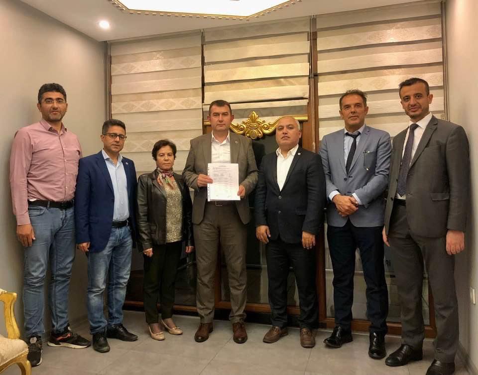 **İlçe Seçim Kurulundan mazbatamızı aldık**
Yeni dönemde yönetim kurulu üyeleri olarak daha etkili ve verimli olmak adına teşkilatımızla birlikte çalışanlarımızın huzurunda mahçup olmamak için çalışmalarımıza tüm gayretimizle devam edeceğiz. #SağlıkSenİstanbul1NoluŞubeBaşkanlığı