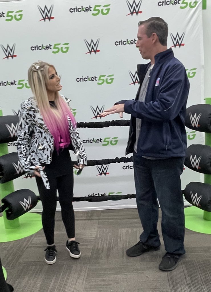 Have to thank @AlexaBliss_WWE @Cricketnation and the @WWE for helping me start off the week with A Moment of Bliss!!! #FiveFeetOfFury #AlexaBliss #WWE