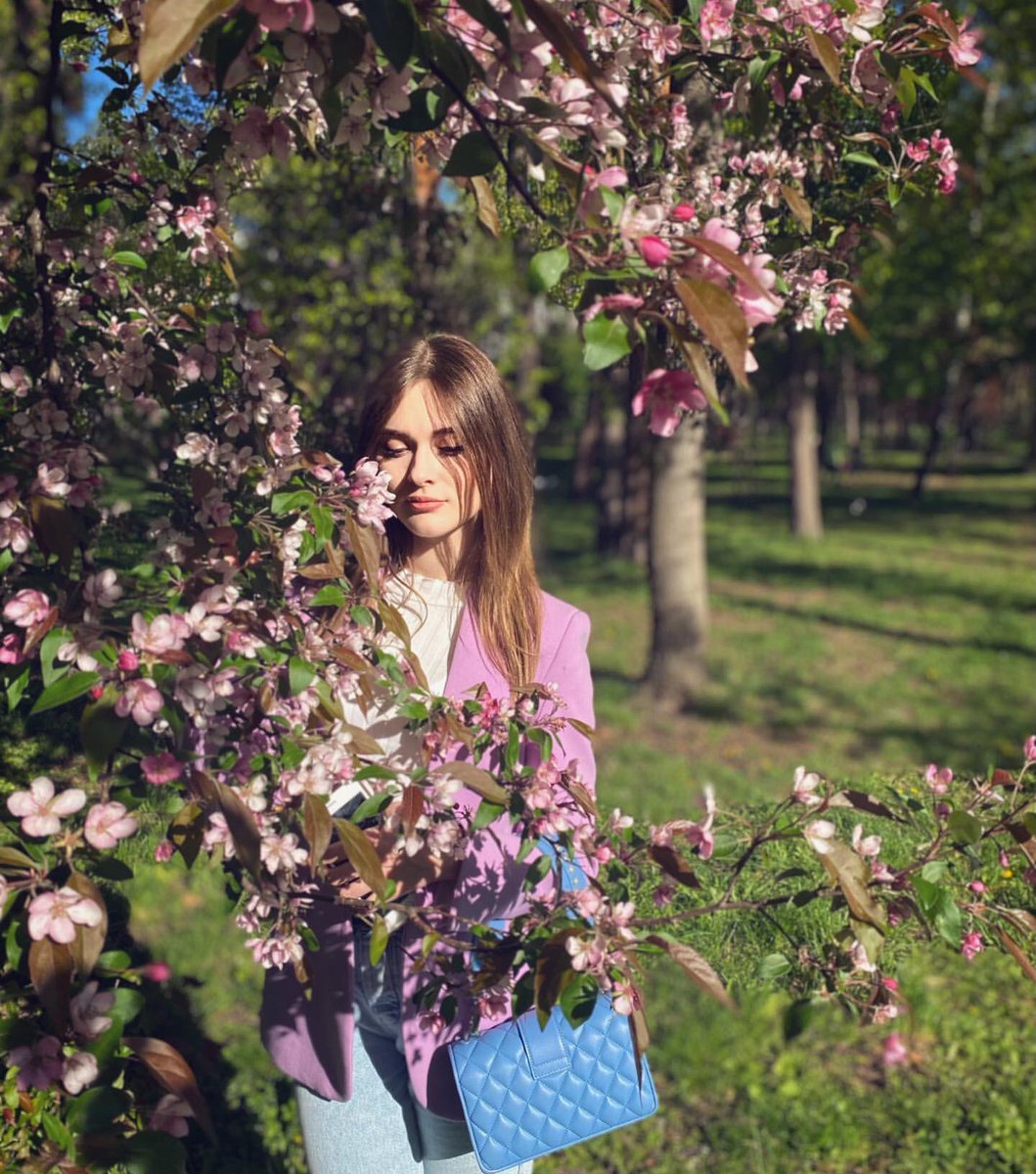Aileen__91's tweet photo. Flowers. Sunshine. girl. Life. https://t.co/ci7om3DWgk