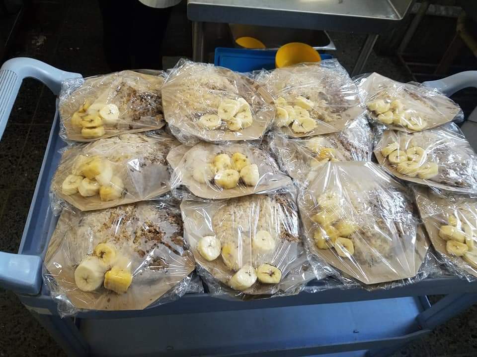 En esta etapa tan compleja los cocineros de las UEB de la <a href="/epagpinardelrio/">EPAG Pinar del Río</a> trabajan sin descanso elaborando alimentos para la venta a la población, unas veces con gas licuado y la mayoría con carbón y hasta con leña. 
#ComercioCuba #FuerzaPinar 
<a href="/PresidenciaCuba/">Presidencia Cuba 🇨🇺</a> <a href="/MMarreroCruz/">Manuel Marrero Cruz</a>