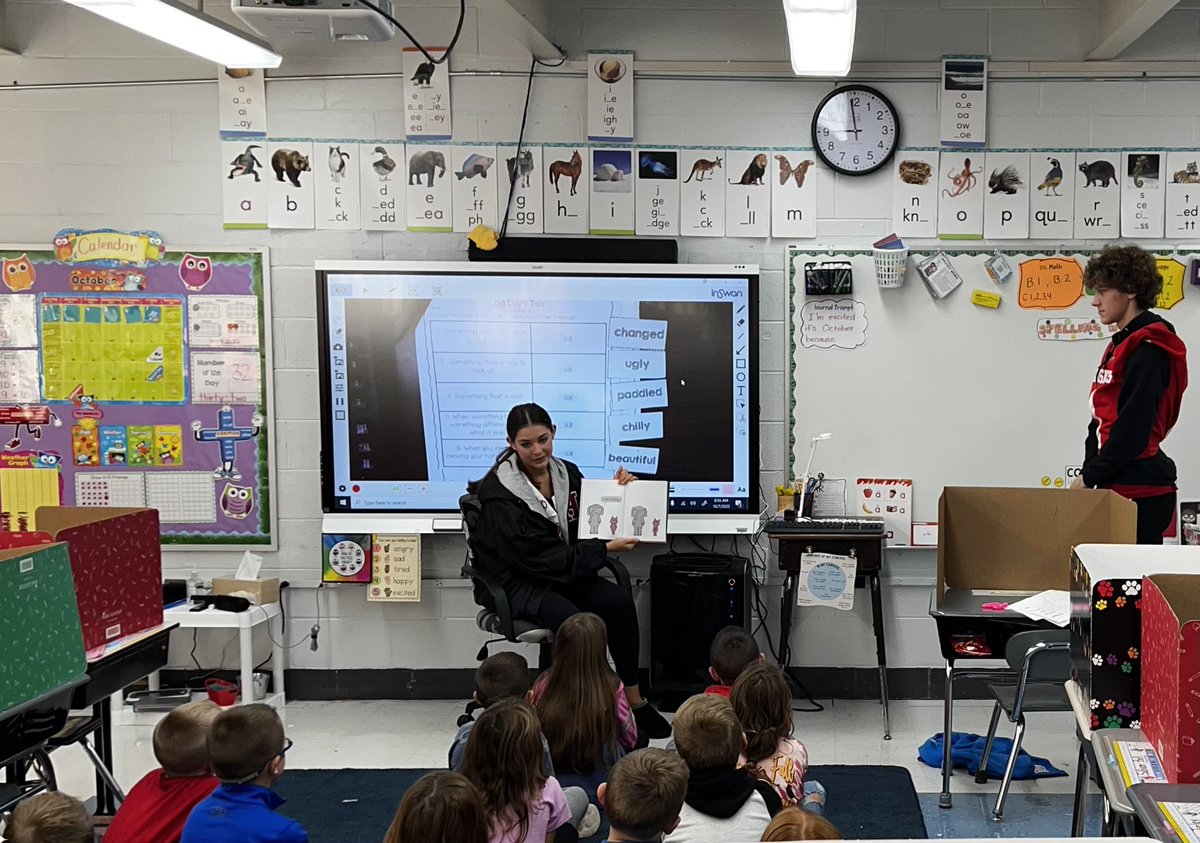 PutnamWVSchools's tweet photo. Last week Hurricane High School Seniors visited Conner Street Elementary to read and play games with #CSELeaders! 🥰📚 #PositivelyPUTNAM #PutnamProud https://t.co/FtqTJUOHdm