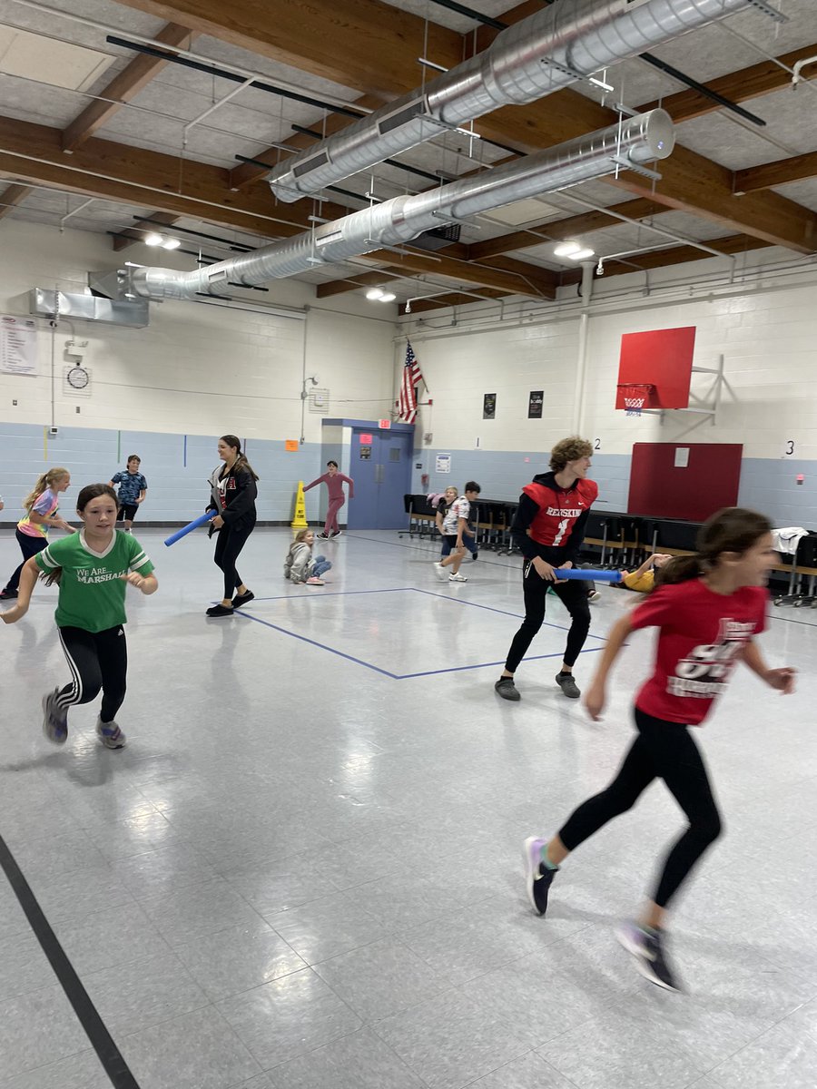 PutnamWVSchools's tweet photo. Last week Hurricane High School Seniors visited Conner Street Elementary to read and play games with #CSELeaders! 🥰📚 #PositivelyPUTNAM #PutnamProud https://t.co/FtqTJUOHdm