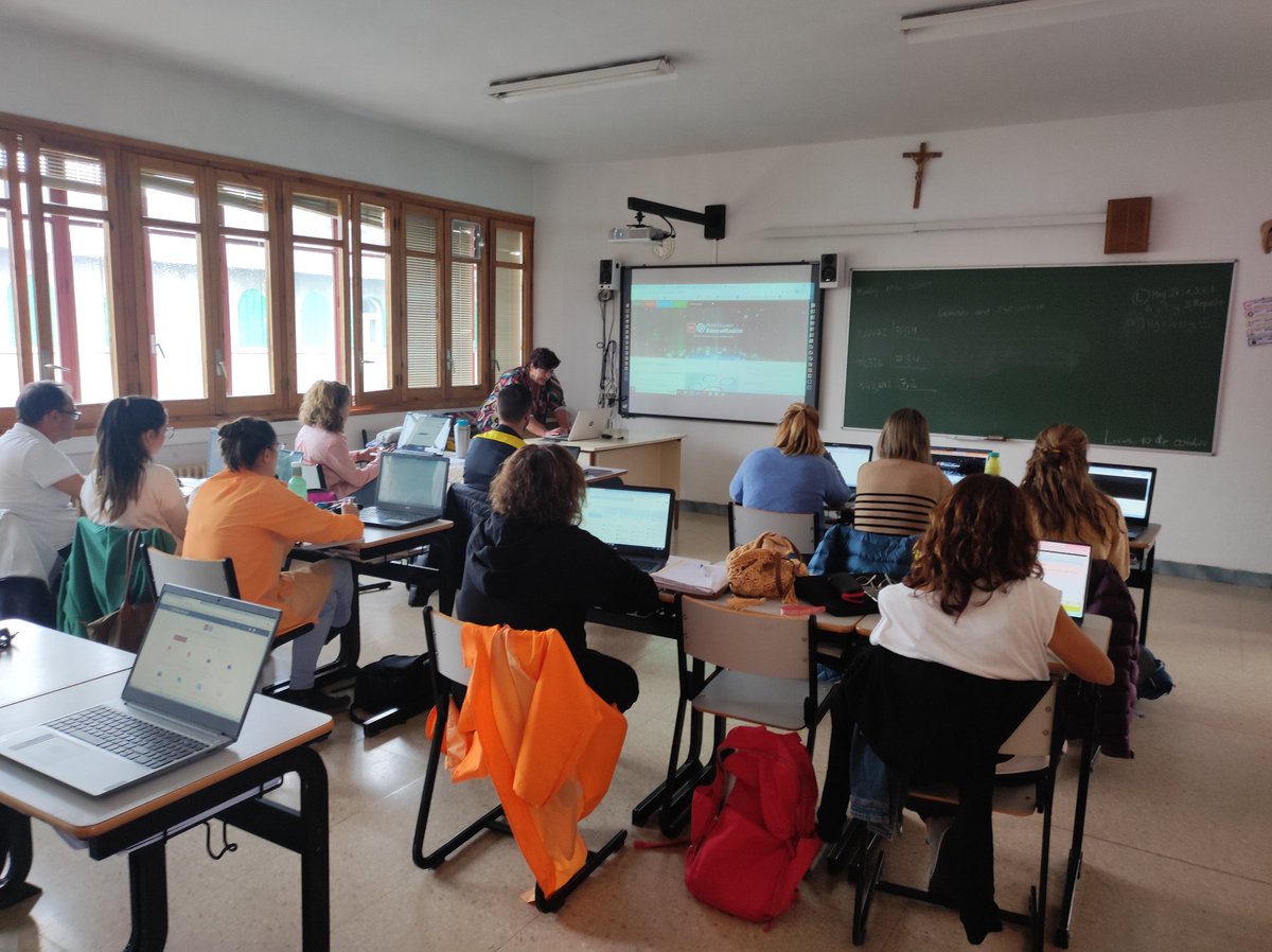 NievesCabra's tweet photo. Hoy, el claustro de profesores del Colegio Regina Assumpta de Cercedilla se ha acercado al Portal de @educamadrid en su curso sobre el "Plan Digital de Centro". Servicios públicos y gratuitos que, sin duda, mejorarán su Competencia Digital Docente. #IF_CMadrid #CompDigEdu #MRCDD https://t.co/uFkwlJWYdP