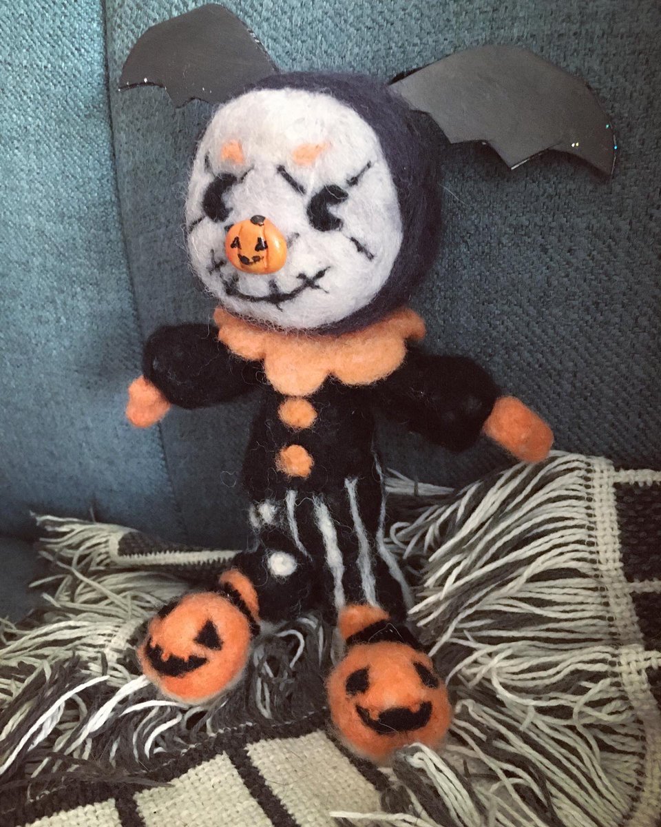 SketchBline's tweet photo. 🎃New ooak needle felted doll for Halloween!🎃 
Commissions for dolls like them are open, dm for details! 
#ooakdoll #clowncore #artdoll #needlefelt https://t.co/0ameW89dDx