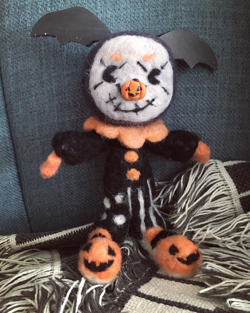 SketchBline's tweet photo. 🎃New ooak needle felted doll for Halloween!🎃 
Commissions for dolls like them are open, dm for details! 
#ooakdoll #clowncore #artdoll #needlefelt https://t.co/0ameW89dDx