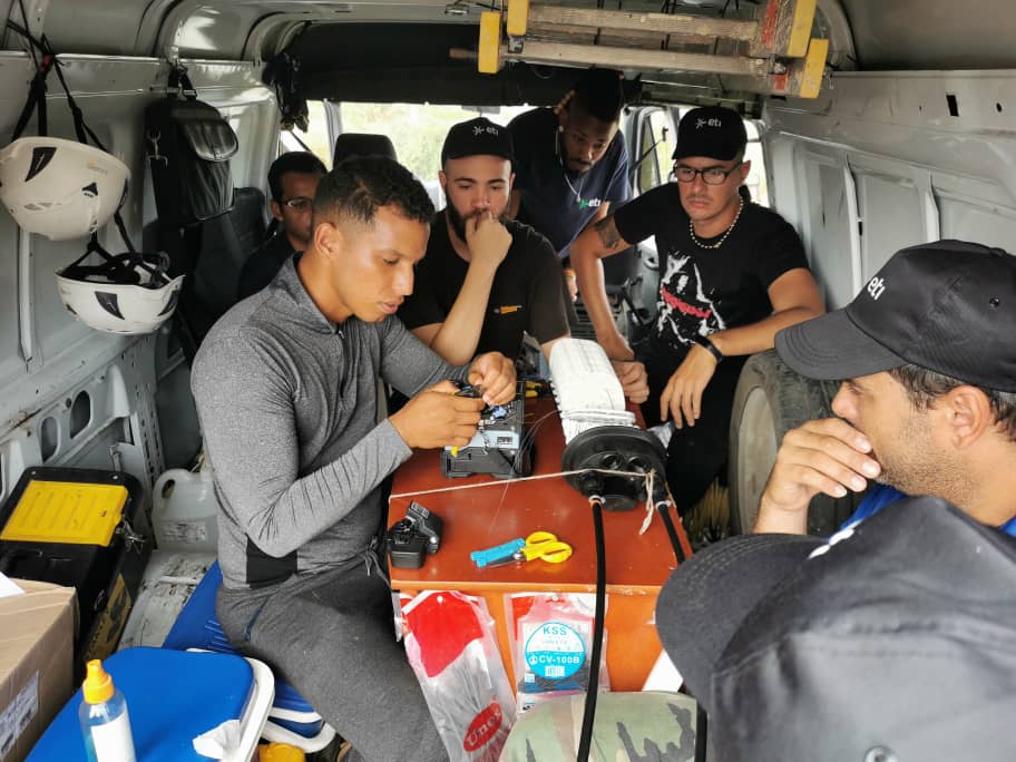 EdMartDiaz's tweet photo. Jóvenes trabajadores de nuestra empresa @etibiocubafarm1, se encuentran en estos momentos en Pinar del Río, aportando su granito de arena en la recuperación de la red telefónica. #CubaEsAmor https://t.co/YS2EEZ8CaL