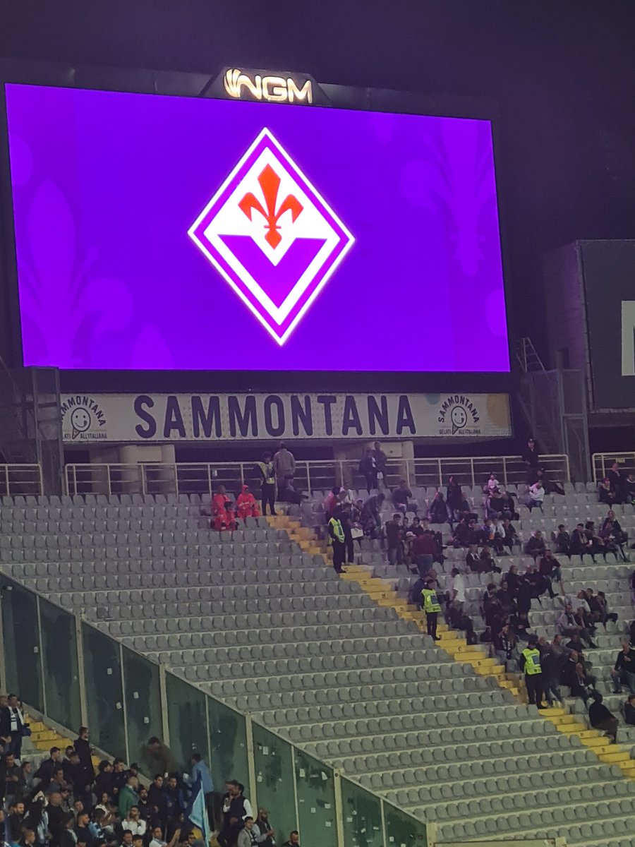 18jambo74's tweet photo. Decent atmosphere! Fiorentina v Lazio https://t.co/xk62XBzVSt