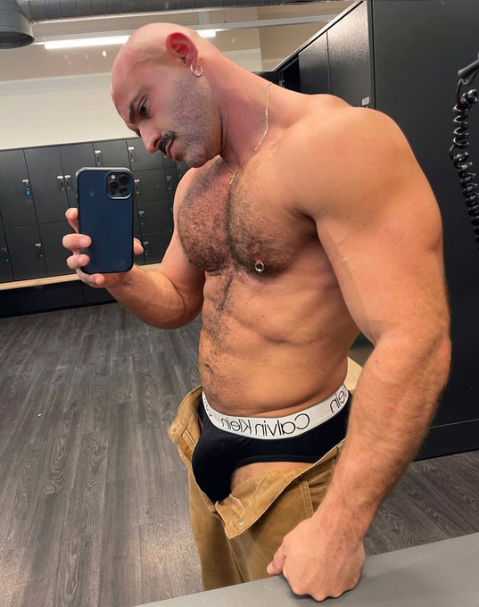 Watch Momo's leaked NSFW photo on TwXstars