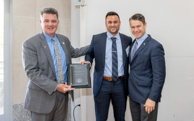 #AffordableHousing champion <a href="/SenToddYoung/">Senator Todd Young</a> recently presented a #2022EdsonAward to Rauner Family #Veterans Apartments in Hobart, IN. Congratulations to <a href="/Cinnaire/">Cinnaire</a>, KMA Companies &amp; <a href="/A_Safe_Haven/">痕沫</a> on your achievement &amp; for serving those who have honorably served their country. #LIHTC