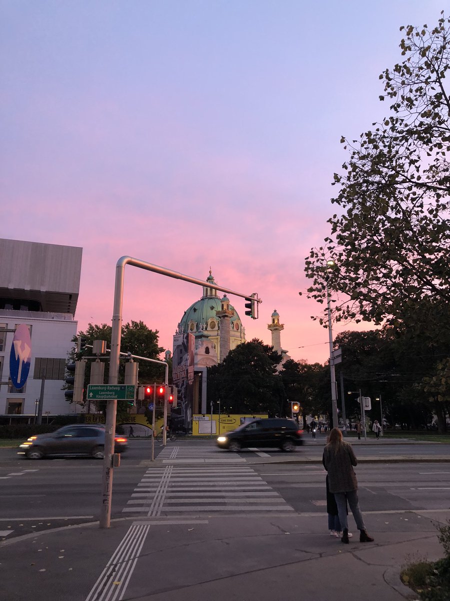 SoloTravelStory's tweet photo. Vienna sunsets these days 🥰 #VisitVienna #AutumnInVienna @Stadt_Wien https://t.co/GkGrBYtzcY