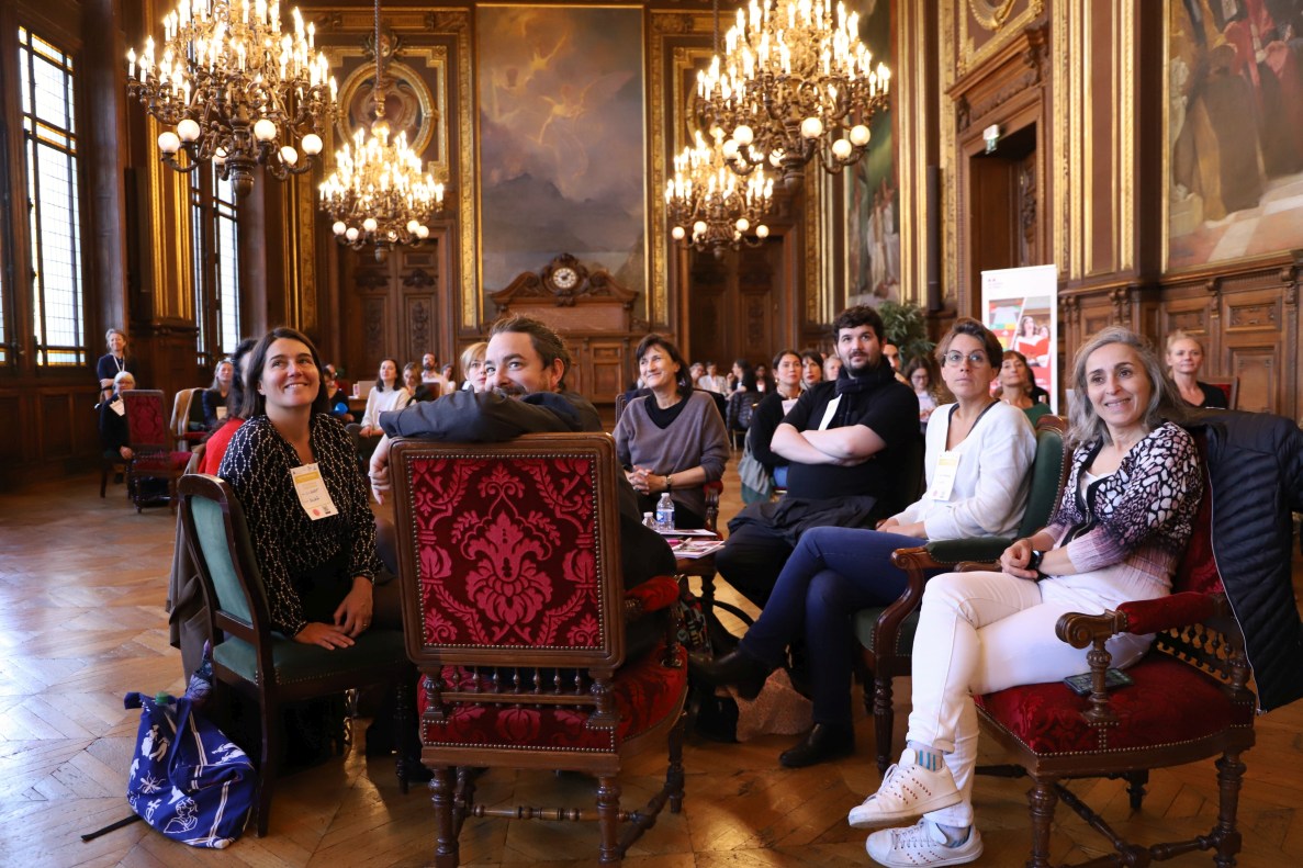 En favorisant l'éclosion de projets innovants au sein de 5 écoles - maternelle, REP, REP+, polyvalente et hors éducation prioritaire -, CAP MATERNELLE oeuvre au partage de pratiques pédagogiques documentées, symboles de l'excellence du service scolaire public français.