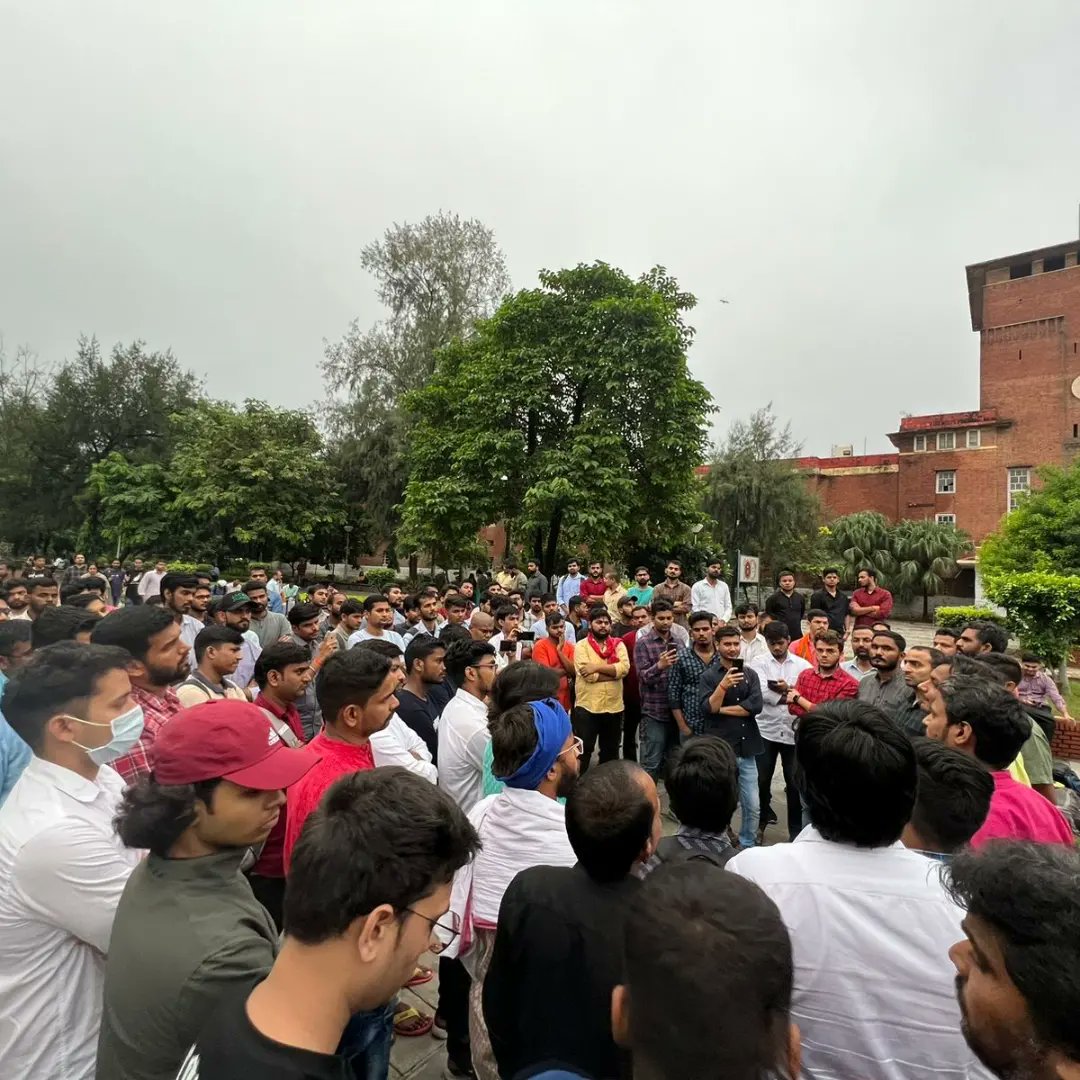 akashyaddav's tweet photo. दिल्ली विश्विद्यालय आर्ट्स फैकल्टी प्रांगण में सैकड़ो छात्रों ने श्रद्धेय नेताजी मुलायम सिंह यादव जी को भावभीनी श्रद्धांजलि अर्पित किया।
#MulayamSinghYadav https://t.co/R0jrcYa6mf