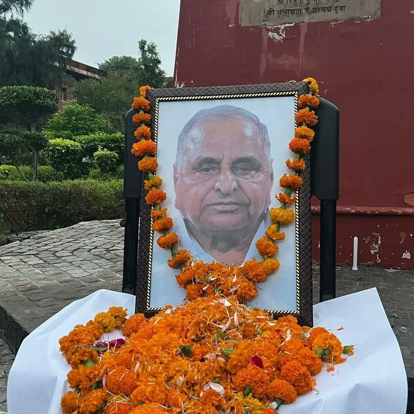 akashyaddav's tweet photo. दिल्ली विश्विद्यालय आर्ट्स फैकल्टी प्रांगण में सैकड़ो छात्रों ने श्रद्धेय नेताजी मुलायम सिंह यादव जी को भावभीनी श्रद्धांजलि अर्पित किया।
#MulayamSinghYadav https://t.co/R0jrcYa6mf