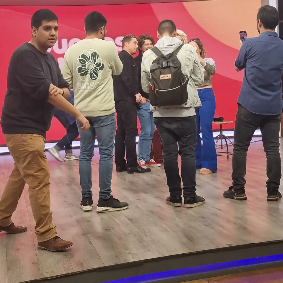 HansonChile's tweet photo. Hoy extrañando ese hermoso momento en que veíamos a Hanson en el Matinal.

Y además veíamos a @soyladyganga atrasada y corriendo para su debut en #aquisehabla 

Besitos https://t.co/SqZmqyvyG5