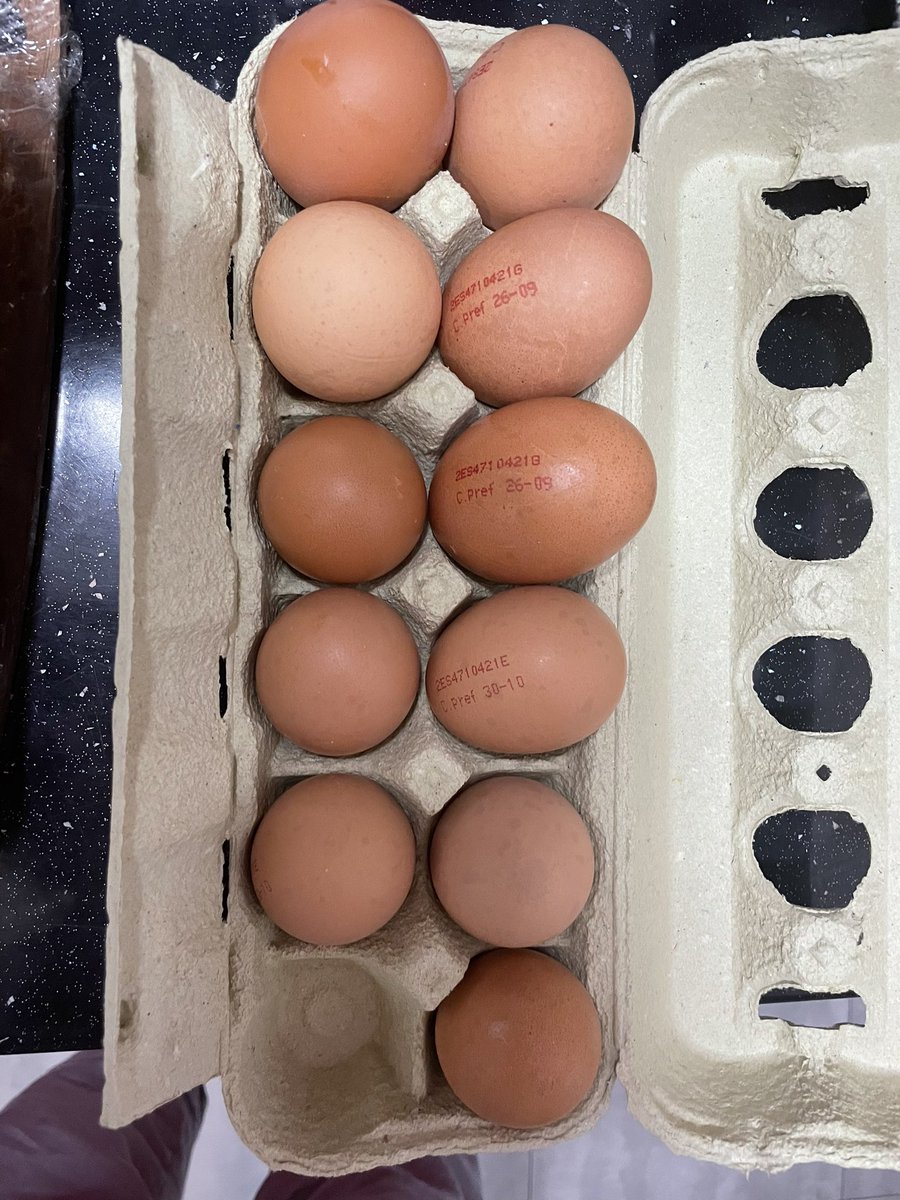 maarviloria's tweet photo. Gracias @lidlespana por un una docena menos 1 de huevos no caducados y de distinto calibre @lidlespanaAC https://t.co/aUNn8hFmWP