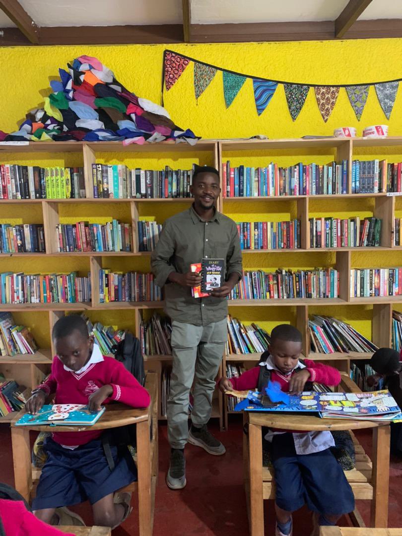 AgatiRwanda's tweet photo. 🤩🥳New books on our shelves! Thanks a lot Nziza Sebunya for these this donation. It goes a long way in helping our community of young readers! We can’t thank you and your family enough!💕 https://t.co/ZGCHc2Ghyr