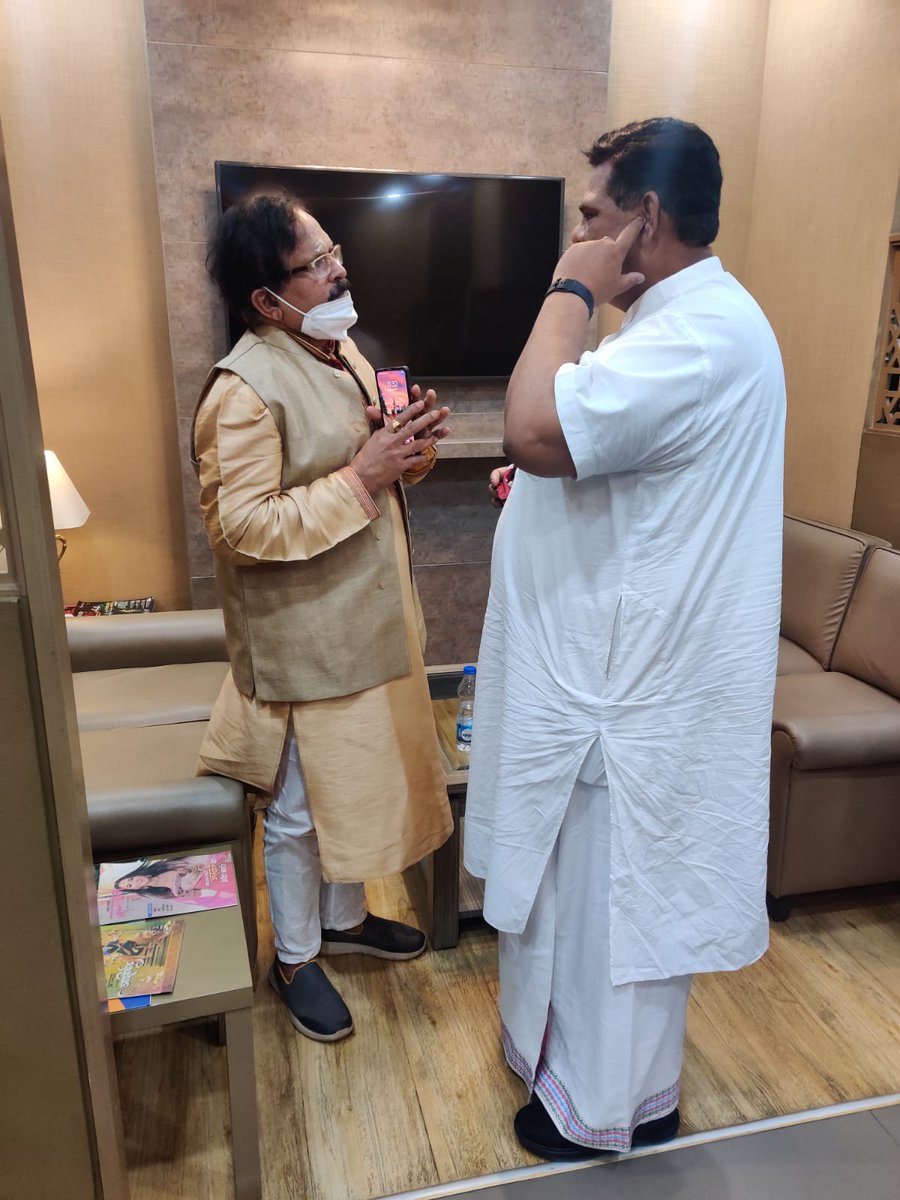 Prateek0218's tweet photo. People from ministry respects Guruji a lot but Guruji is always the same, like a Sadhu.

I asked guruji about Shripad Yesso Naik Ji, Guruji told me Shripad Yesso Naik Ji is very down to earth and a very nice man. https://t.co/ZIrt6t9bNA