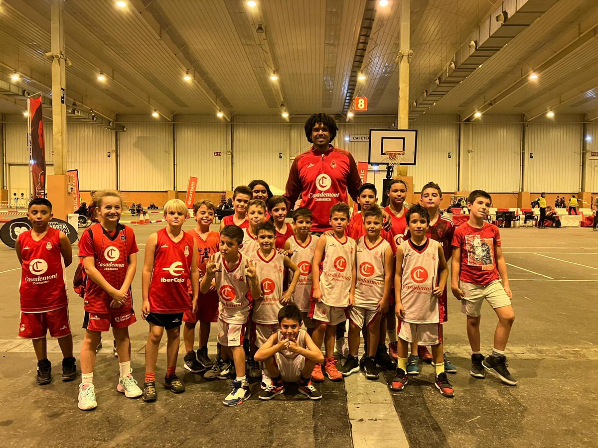 Fund_BZ's tweet photo. @jjustiz6 ha venido a saludar y animar a los participantes del torneo de minibasket de la @feriadezaragoza 😍 https://t.co/0uOycyEFZL