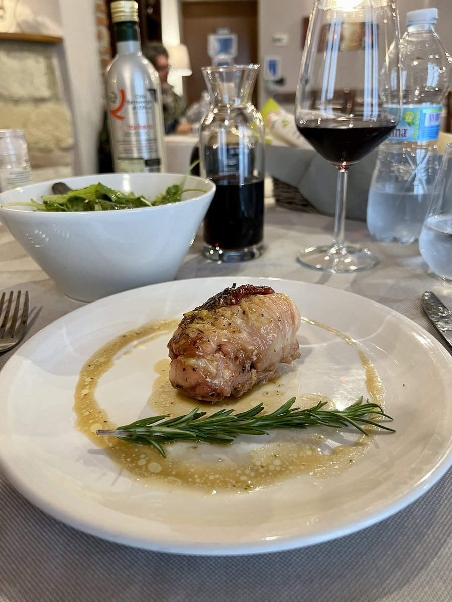 velvetescape's tweet image. It’s been a busy day today in the beautiful hills of Monferrato. 🍝🍷😄 
This area, with its amazing wines and food, rustic villages and friendly people, is what I would call a typical Velvet Escape! ❤️ #viaggioitaliano #visitpiemonte