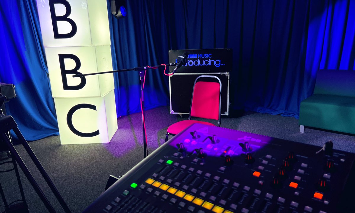 hey, Lincolnshire musicians 👀 - we’ve dusted off our live music studio <a href="/BBCRadioLincs/">BBC Lincolnshire</a> for the first time since Covid… anyone fancy playing a session in here for <a href="/bbcintroducing/">BBC Music Introducing</a> 🤔??