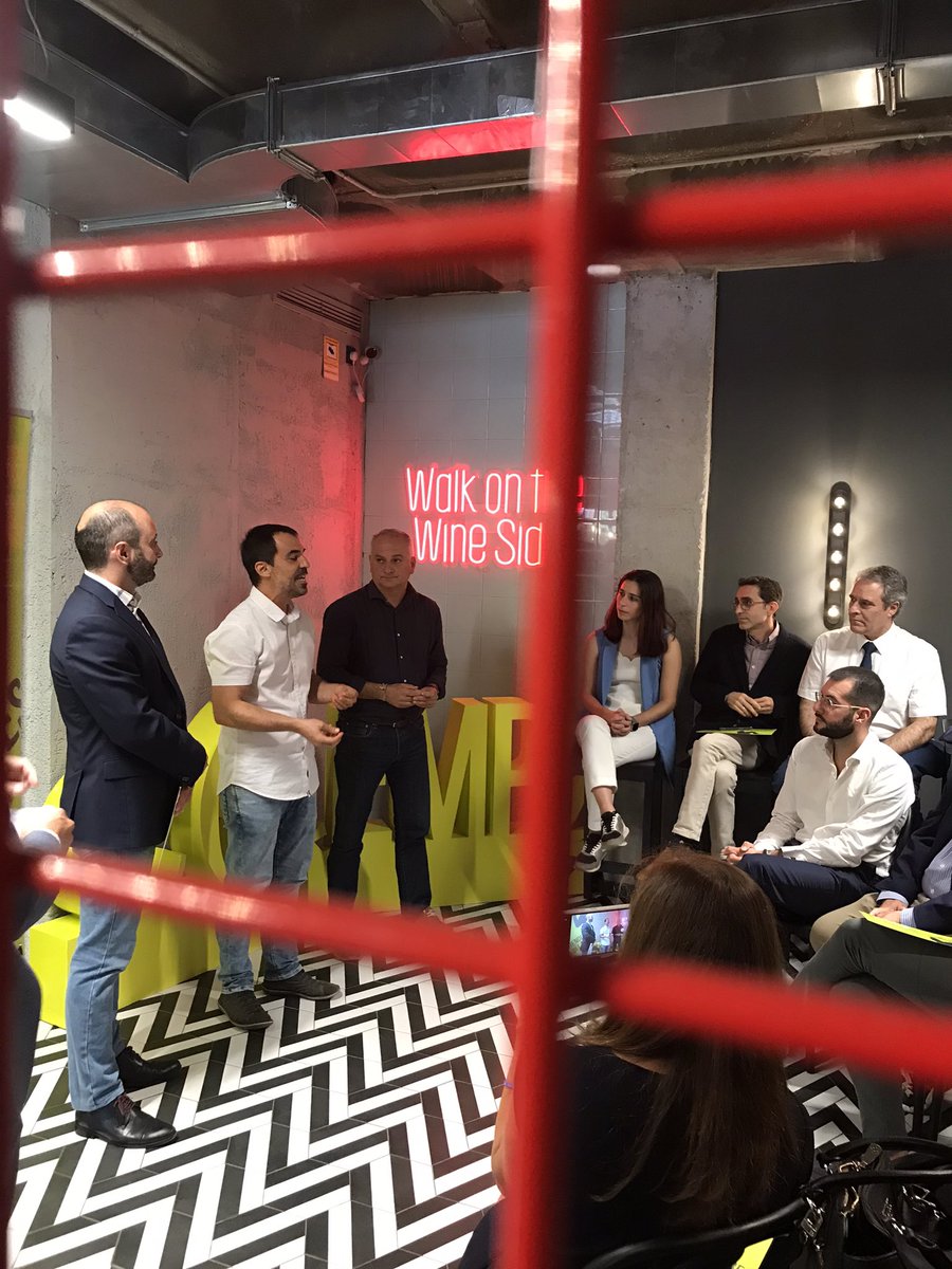 Guti612014's tweet photo. Esta mañana hemos estado en @YaVinoClub asistiendo a la entrega de premios del #EmprendedorDelMes organizado por @infoRMurcia. https://t.co/AQ3qP7veSW