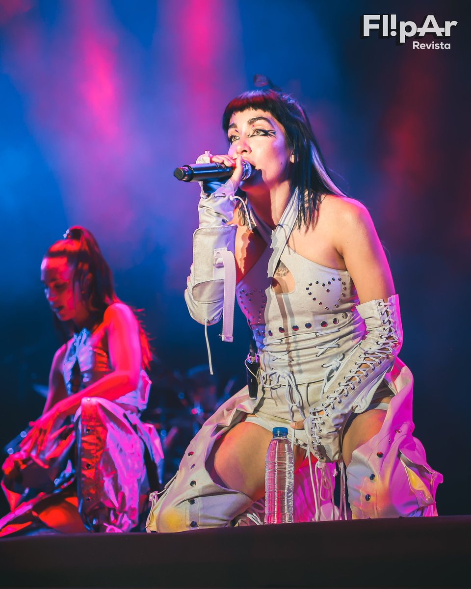 RevistaFlipAr's tweet photo. Fue un show con momentos súper encendidos y bailables 🔥💃🏻 pero, también, hubo pasajes emotivos 🥺 como los que acostumbra regalar La Nena de Argentina 🇦🇷 https://t.co/1vZWJBIGjK
