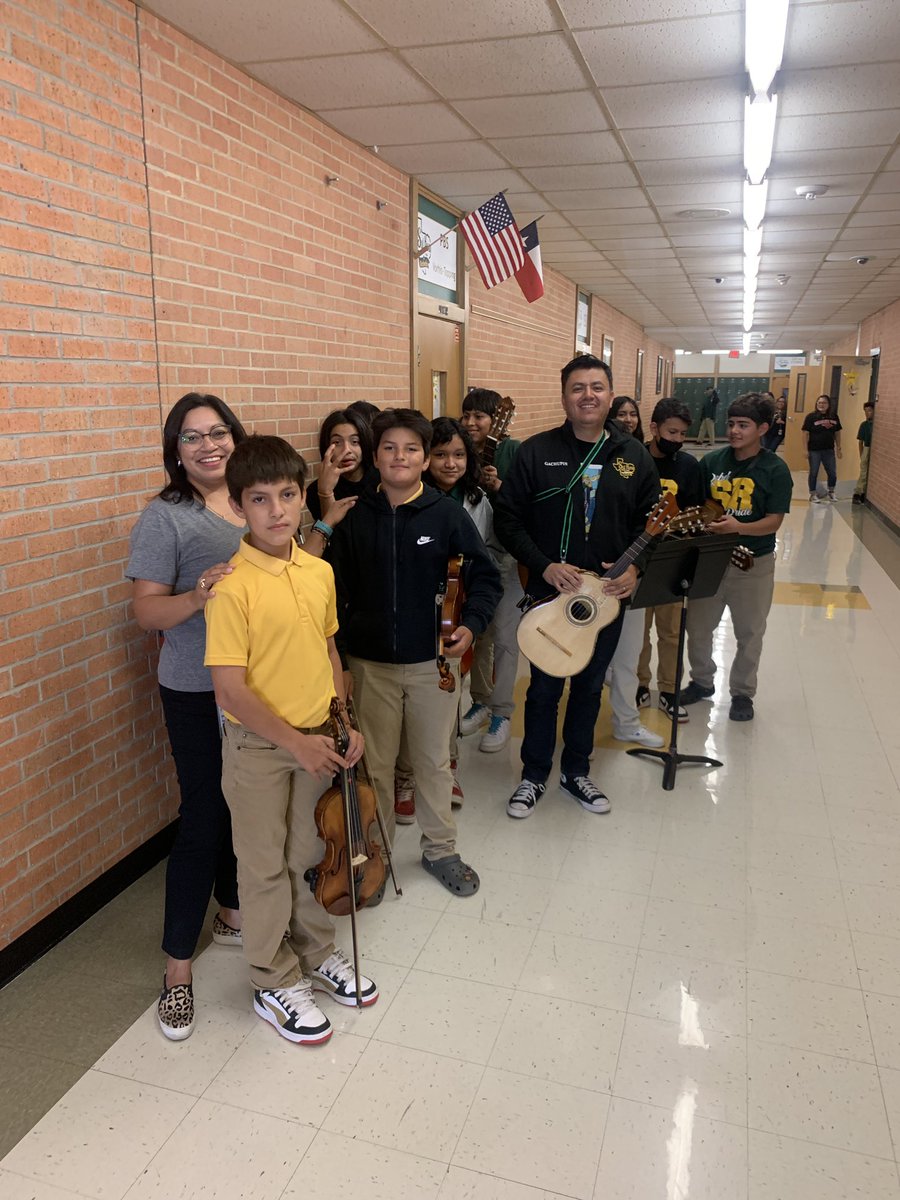 garcia_marcy2's tweet photo. Thank you @jgachupinnisd and our Sul Ross Mariachis for the beautiful serenade! This is one of the many reasons I enjoying coming to my home away from home! #rossignited #birthdayblessing https://t.co/YDgc7X2HTC