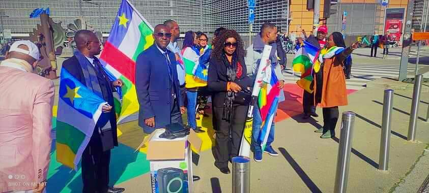 joseph_mayte's tweet photo. #RCA.Qd on a compris qu'il faut laisser l'histoire aux historiens ds une relation diplomatik et que chaque pays doit réenchanter sa diplomatie en vue d'un partenariat gagnant-gagnant, l'on comprendra aisément que nos dirigeants ne comprennent rien.@Diplomatie https://t.co/5qCLDiKQOH