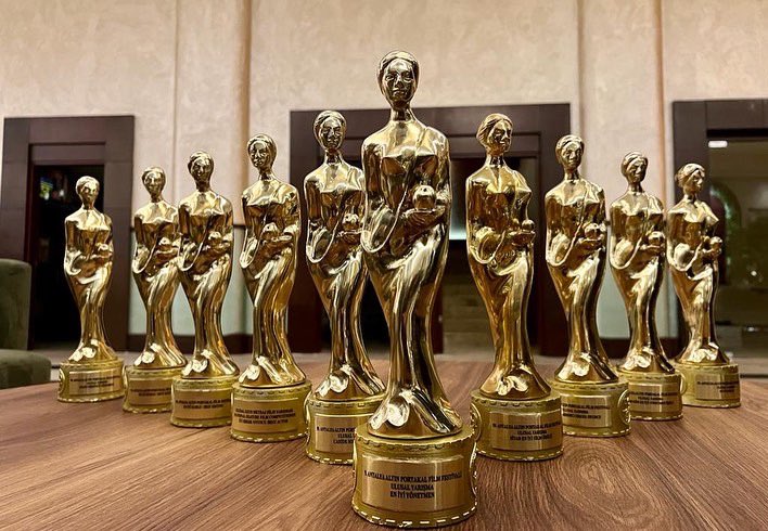 🏆 #BurningDays conquers <a href="/AntalyaFF/">Antalya Altın Portakal Film Festivali</a>!

<a href="/eminalpermovies/">Emin Alper Official</a>' film has won 9 awards, including the Best Director, Best Screenplay, Best Actor (Selahattin Paşali) and Best Supporting Actor (Erol Babaoğlu) awards!

Congratulations to the whole team! 💫