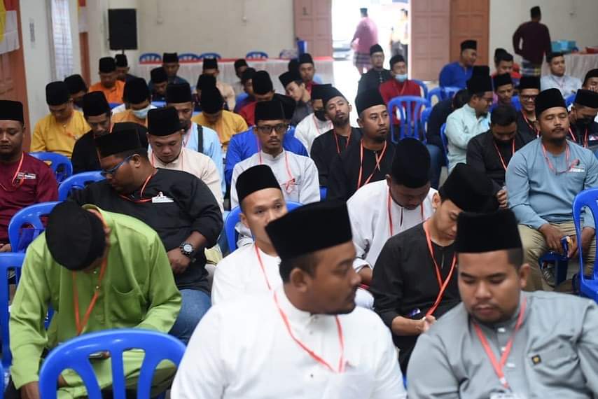 NajibSamuri's tweet photo. AYUH PEMUDA
INI MASA KITA!

Kalau tidak dipecahkan ruyung manakan dapat sagunya.

Maksud Peribahasa:

Sesuatu kejayaan itu tidak akan dicapai tanpa usaha.
Sekiranya ingin mengecapi kemenangan dan kejayaan maka perlu lah berusaha. https://t.co/7FetGghtPZ