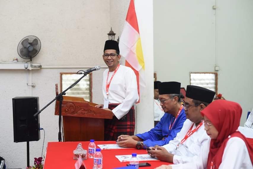 NajibSamuri's tweet photo. AYUH PEMUDA
INI MASA KITA!

Kalau tidak dipecahkan ruyung manakan dapat sagunya.

Maksud Peribahasa:

Sesuatu kejayaan itu tidak akan dicapai tanpa usaha.
Sekiranya ingin mengecapi kemenangan dan kejayaan maka perlu lah berusaha. https://t.co/7FetGghtPZ