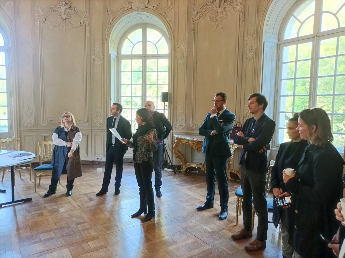 Signature de la convention entre la cité éducative de Montataire et la Chateau de Chantilly avec M le Recteur, Mme Miller,M Riviere et Mme Alies.Merci aux élèves de l’upe2a et de Lituanie ainsi qu’à leurs professeurs pour cette première action.@MullerRaphal4 <a href="/AcAmiens/">Académie d'Amiens</a>