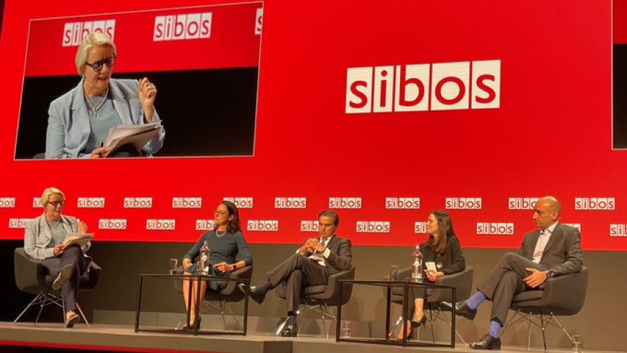 streets_julia's tweet photo. Such a pleasure to host the @Sibos #BigIssueDebate: Hype vs reality: how can digital value solve real world problems? Feat: Sophie Gilder @CommBank Shahmir Khaliq @Citi Emilie Rieupeyroux @euronext & Umar Farooq Onyx by @jpmorgan #sibos2022 (photo credits: tweeting audience🙏) https://t.co/00mZWx2HTT