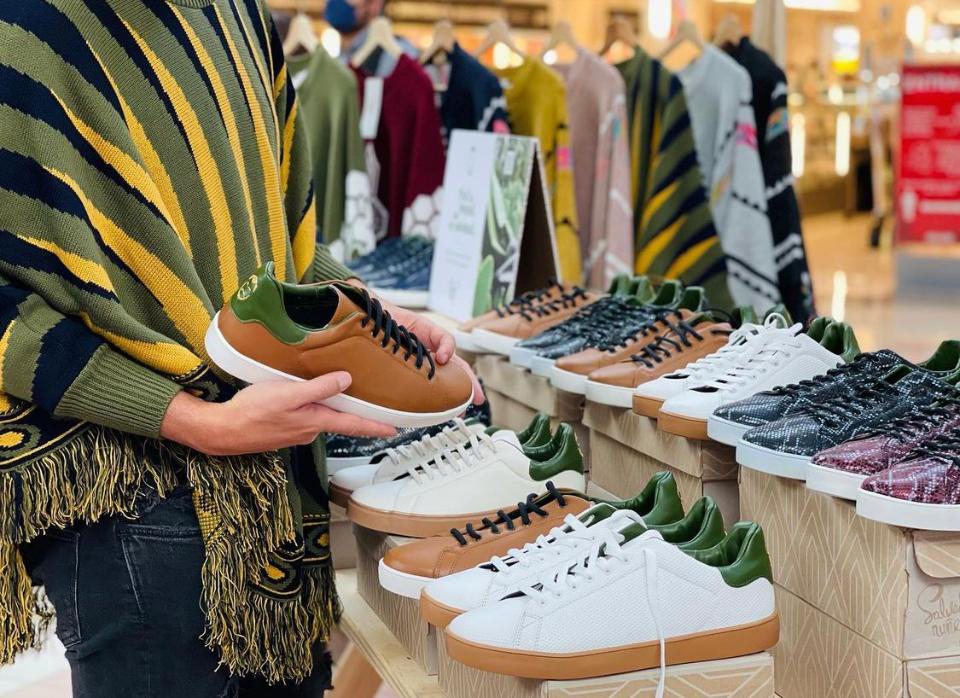 NunezOp8's tweet photo. Ponchos tejidos + piel de nopal 🌵. Estilo y diseño mexicano 🇲🇽 https://t.co/nBkLuMBnOY Masaryk #360, local 22. Pasaje Polanco, CDMX. wp +52 55 3464 0882 #vegan #vegano #pieldenopal https://t.co/iV8GsoaWP8