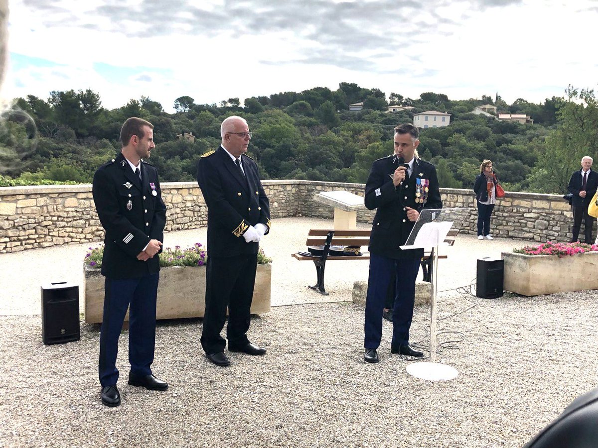 CathRimbert84's tweet photo. 👮 À #Venasque, pour la prise de commandement de la compagnie de Gendarmerie de Carpentras, au cours d’une cérémonie militaire à forte valeur symbolique. Félicitations au chef d’escadron Guillaume Bourez ! En présence de @BonnetFlorelle, @marie2maleville et @HdeLepinau. https://t.co/Kuv4QIXMyM