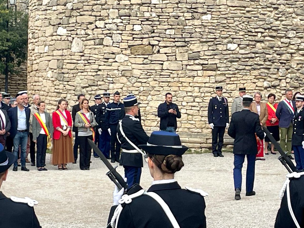 CathRimbert84's tweet photo. 👮 À #Venasque, pour la prise de commandement de la compagnie de Gendarmerie de Carpentras, au cours d’une cérémonie militaire à forte valeur symbolique. Félicitations au chef d’escadron Guillaume Bourez ! En présence de @BonnetFlorelle, @marie2maleville et @HdeLepinau. https://t.co/Kuv4QIXMyM
