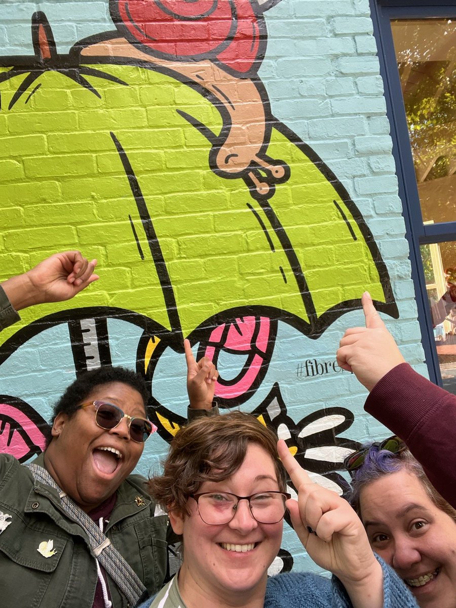 MadeiraSchool's tweet photo. A few #MadeiraEducators ventured out into Old Town Alexandria this weekend... And found a snail outside @fibrespaceshop! #MadeiraSnails https://t.co/t2IuSDdgZx
