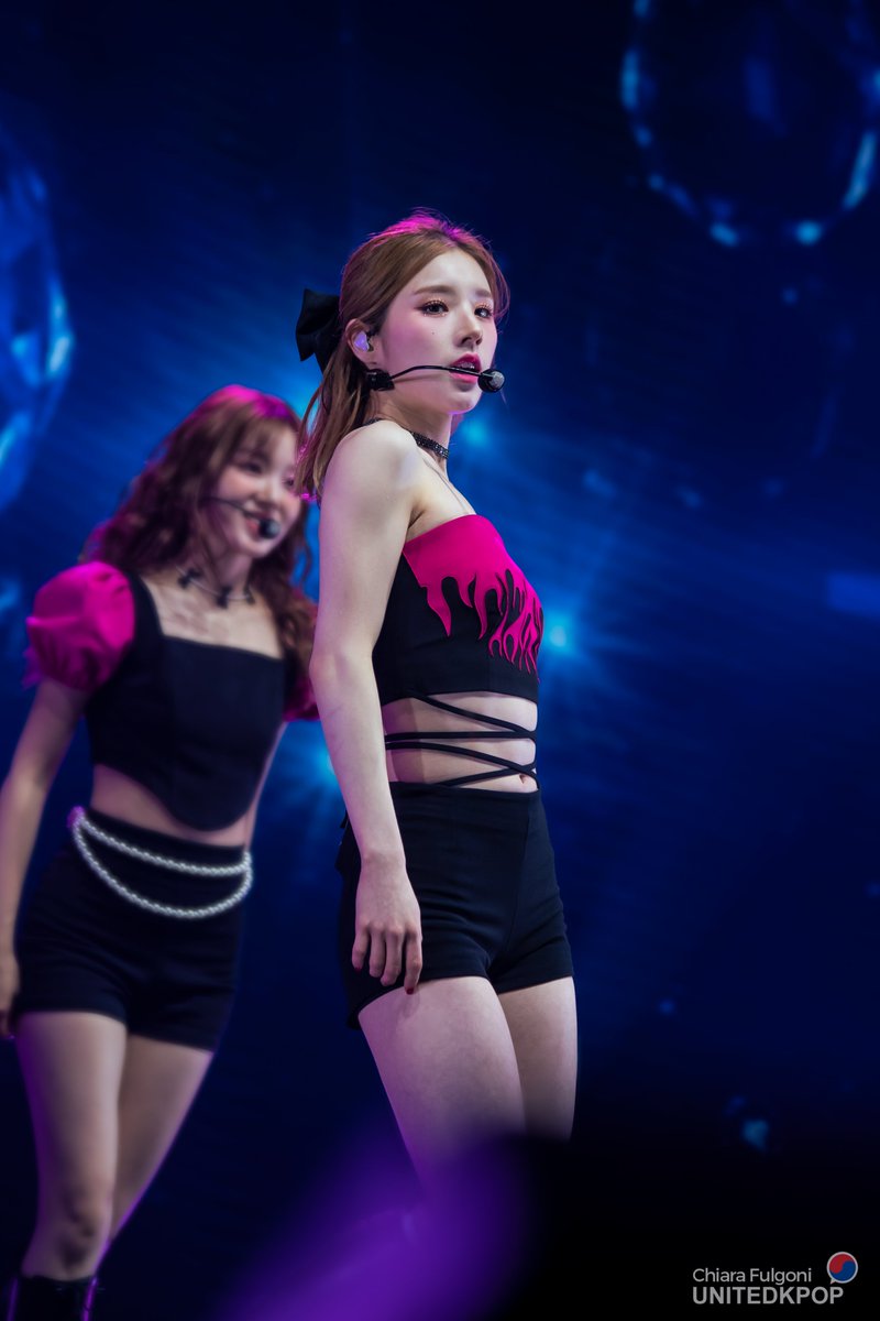 chiaraftog's tweet photo. ORBITS!!! Here are some of my favourite shots from the @loonatheworld concert in London for @UKP_HQ last month. They are honestly one of my favourite girl groups and it was so exciting to shoot them 🌙💕

#loona #LOONAinlondon #kpop #LOONATHEWORLD 

https://t.co/JbVyaIwIyZ https://t.co/Wh5L5w9BDg