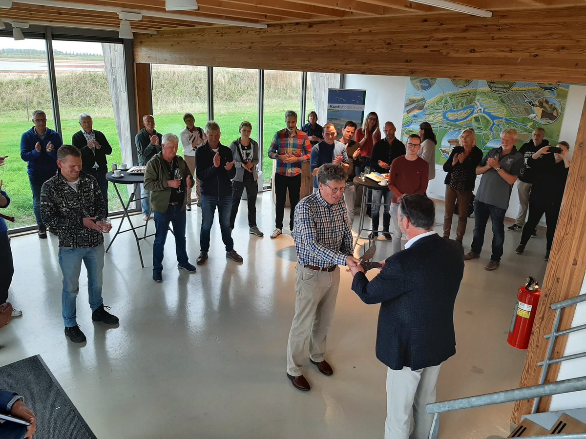 Vanmiddag alle medewerkers bedankt die bij hebben gedragen aan het succes van #Waterdunen. 
Oud directeur Hemminga van <a href="/ZeeuwsLand/">HetZeeuwseLandschap</a> kreeg een cortenstale bergeend voor zijn grote inzet vanaf het begin in 2004. 
Een fijn samenkomen. 
<a href="/gemsluis/">Gemeente Sluis</a> #Molencaten <a href="/provzeeland/">Provincie Zeeland</a> <a href="/waterschap/">Scheldestromen</a>