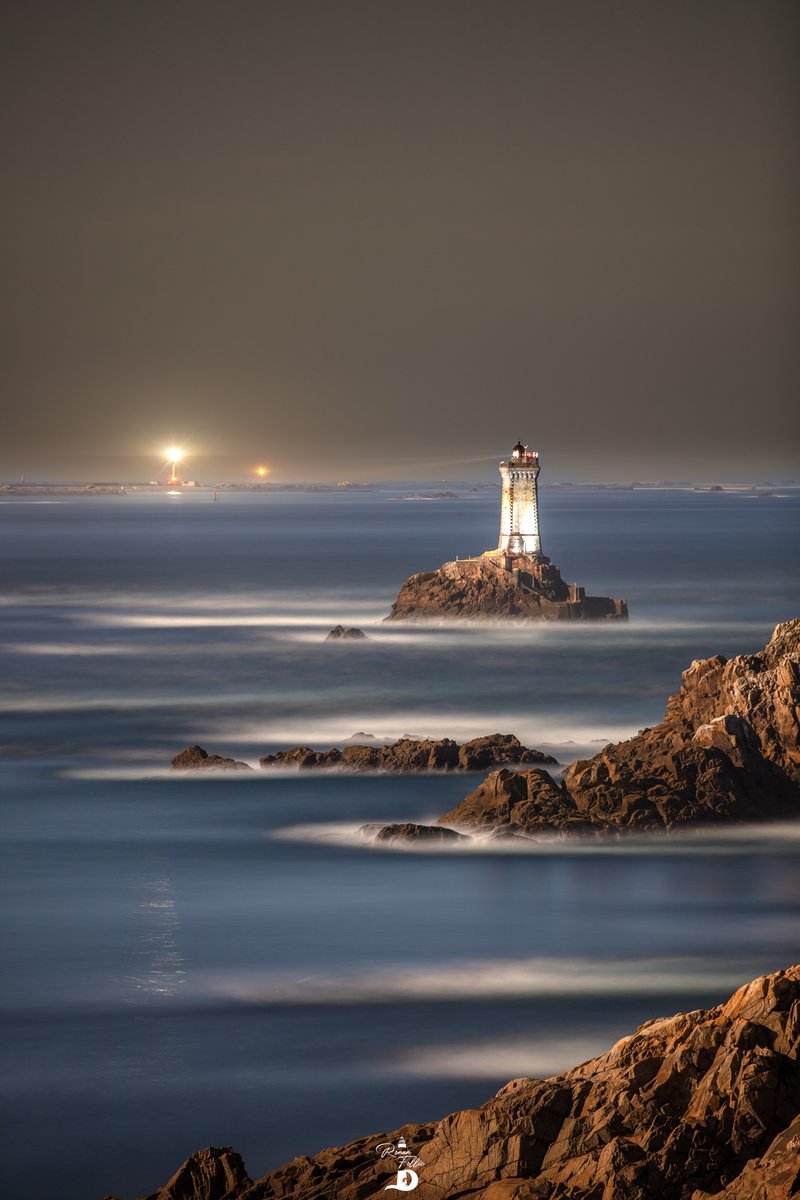 Au clair de la lune dans le 𝑹𝑨𝒁 𝑫𝑬 𝑺𝑬𝑰𝑵. Bonne soirée Calendriers et agendas 2023 se trouvent ici : ronanfollic.fr/calendriers-20… #bretagne #brittany #breizh #finistere #Audierne #pointeduraz #phare #lighthouse #couleurs #lune #moonlight #moon #calendrier2023 #année2023