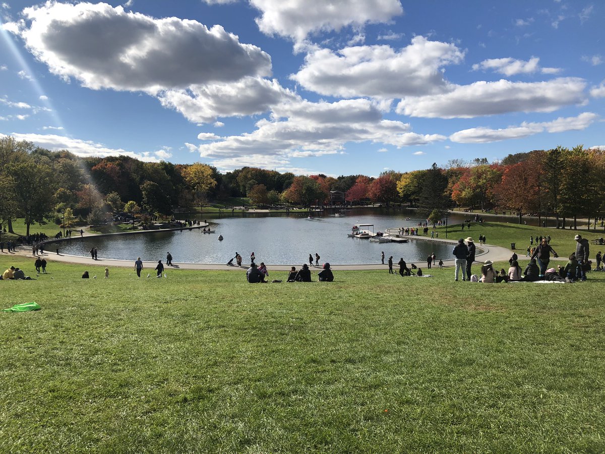 CL_opez's tweet photo. Enjoying a long weekend walk up #MontRoyal. What a gorgeous day @lemontRoyal. #mtlfall https://t.co/4xDKL2xJnQ