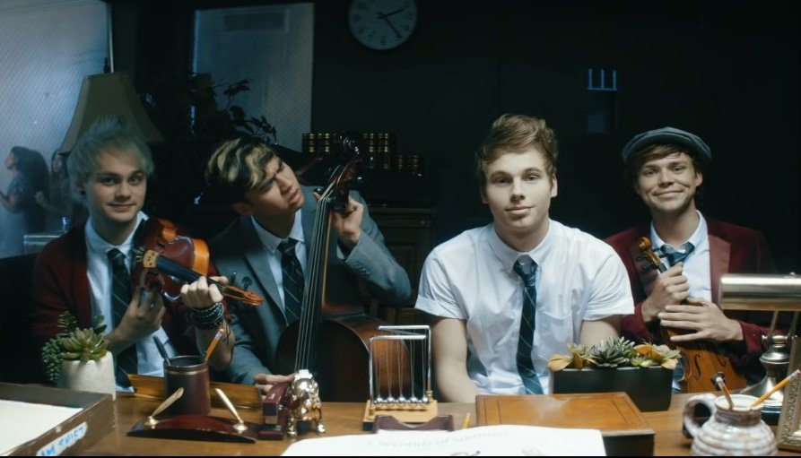 5SOSMexico's tweet photo. HOY hace 8 años @5SOS lanzó el video musical "Good Girls" 🤘 https://t.co/qAcpQTI14R