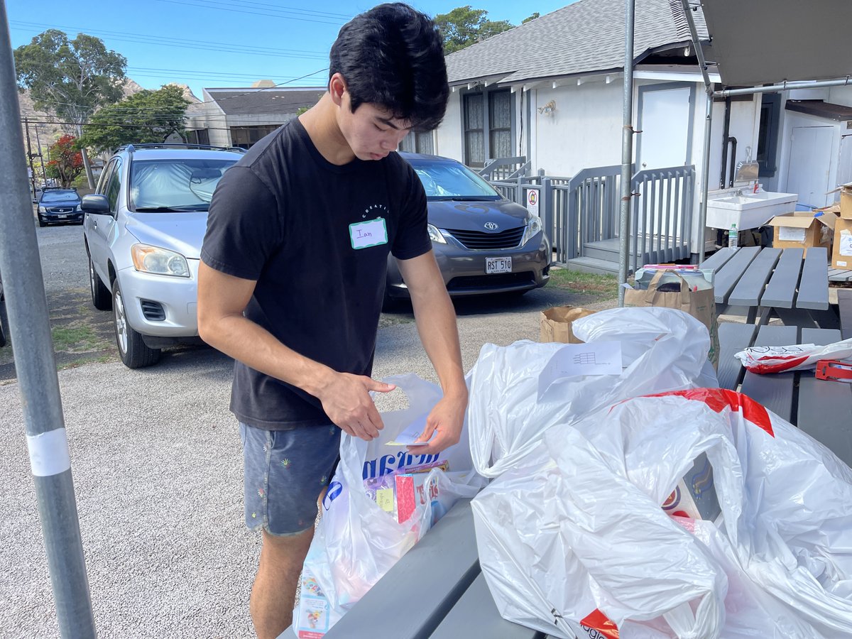 HUGSHawaii's tweet photo. Big mahalo to our @Iolani_School and @PunahouSchool HUGS Club members volunteering their day off to help sort Christmas presents for our HUGS kids. #HUGSHawaii #40yearsofHUGS https://t.co/ufqtQFpFpa